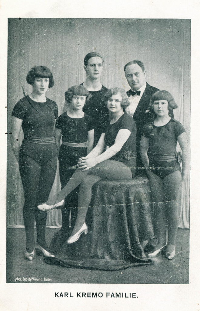 Karl Kremo Family troupe, Icarists