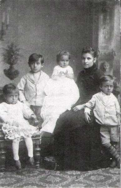 Augusta Skremka and her children, spring 1892 — from left: Marie (Mignon), Theodor, Louise (Lita), Augusta, and Anton