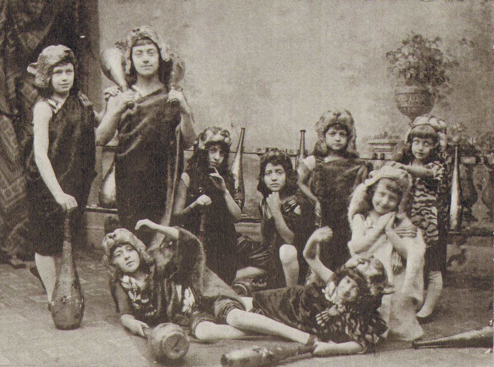 Kremo family of acrobats, Copenhagen, December 1894 — group photo 2