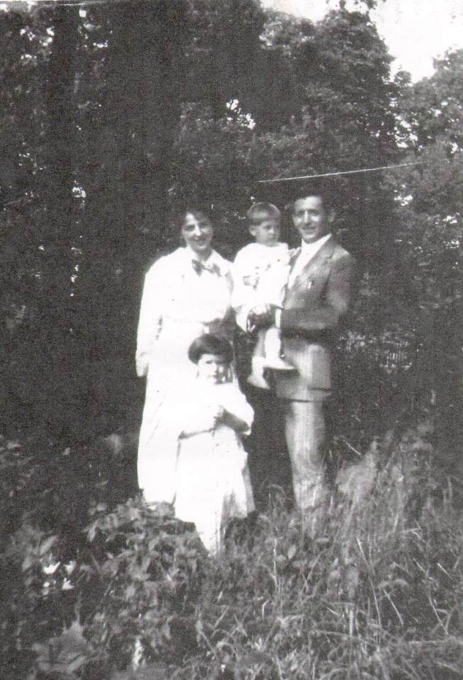 Theodor and Anna Kremka with daughters Anne and Thea