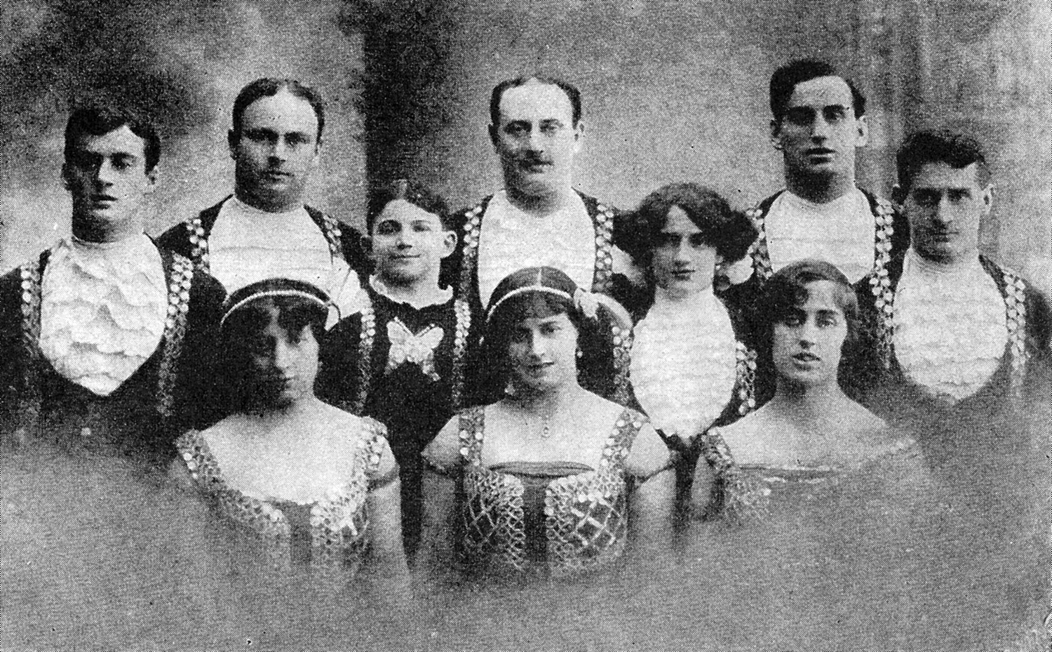 The Kremo Troupe in 1913. Second row, left to right: Viktor, Karl, Albert, Sylvester, Emma, Léon, Mark; First row, left to right: Elvira, Eugénie, Franziska. (Le Cirque dans l'Univers Archive)