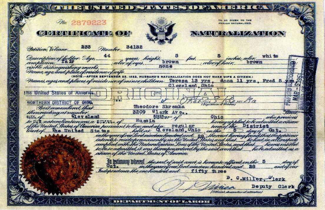 Side-by-side comparison of Kremka's 1910 patent and Sundback's 1917 patent