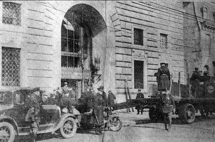 Camden Safe Deposit & Trust Company gold transfer, 1928 — escorted by uniformed police with machine gun