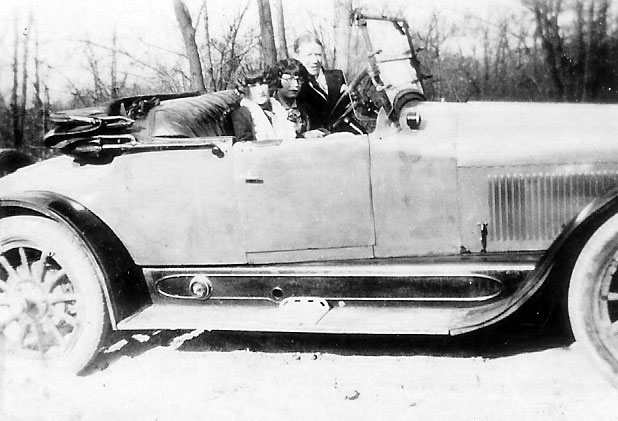 Delphine Atger and friends, 1927