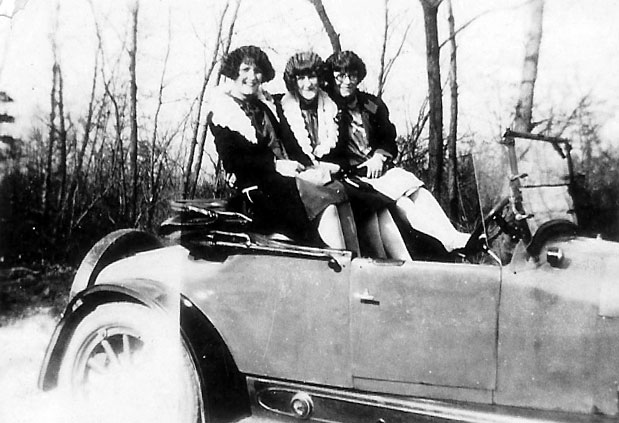 Delphine Atger and friends, 1927