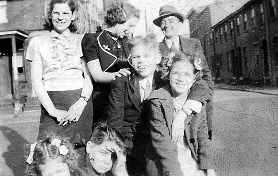 Alloway family, 1930s — Florence, Eleanor, Franklin, William, Anna, Mary Alloway, and uncle Milton Alloway