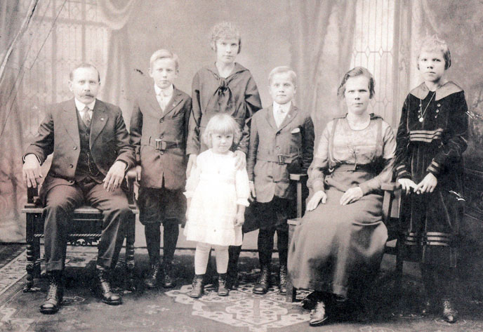 The Blachniak family in Camden NJ, 1917–1918. From left: John, Walter, Sadie, Johnina (in white dress), Stanley, Julya, and Pauline Blachniak.