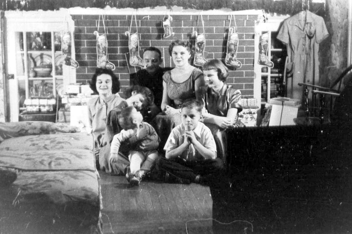 Roles Court family Christmas — top row: Jane Kelly, Bill Petris, Betty Reeves Petris, Ruthie Reeves; bottom row: Doreen Kelly holding Carol Kelly, Richard Reeves