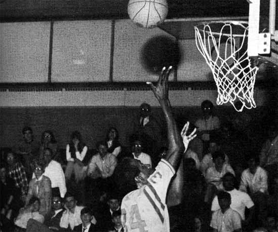 Camden High basketball 1968-1969, photo 3