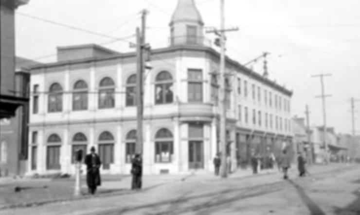 The Travis Building at the northwest corner of South 3rd Street and Spruce Street, 1912