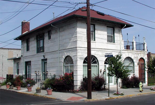 819 South Fourth Street, The White House