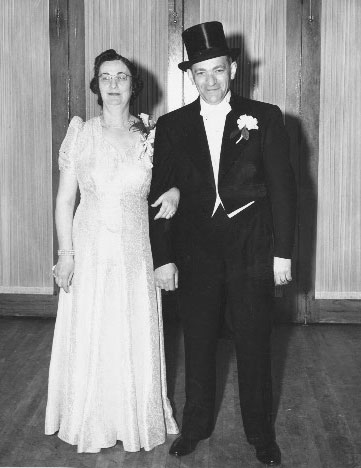 Samuel and Mayme Rosen at the wedding of their son Leonard, about 1940
