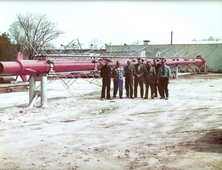 John E. Lingo and Son employees standing by an antenna made for RCA