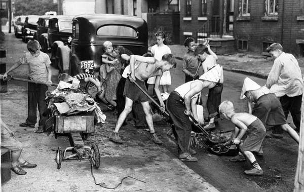 Children clean up the 800 block of Carpenter Street, 1949