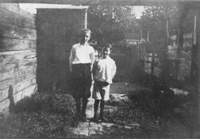 211 Chestnut Street — Raymond Robert Curtis family, circa 1908