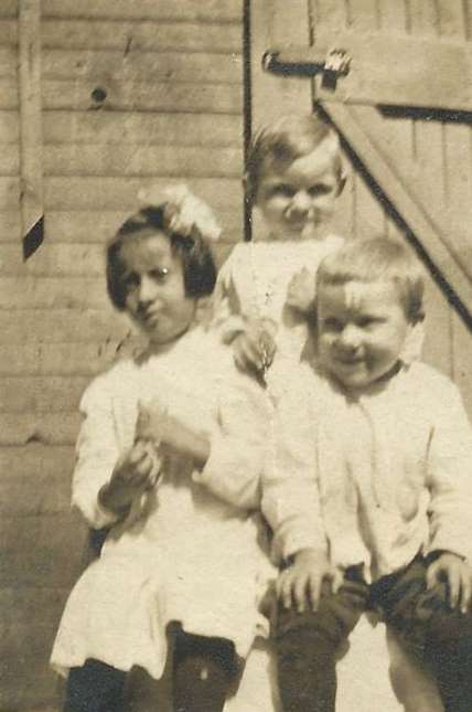James Eastlack & Family, 515 Edmunds Street, 1911