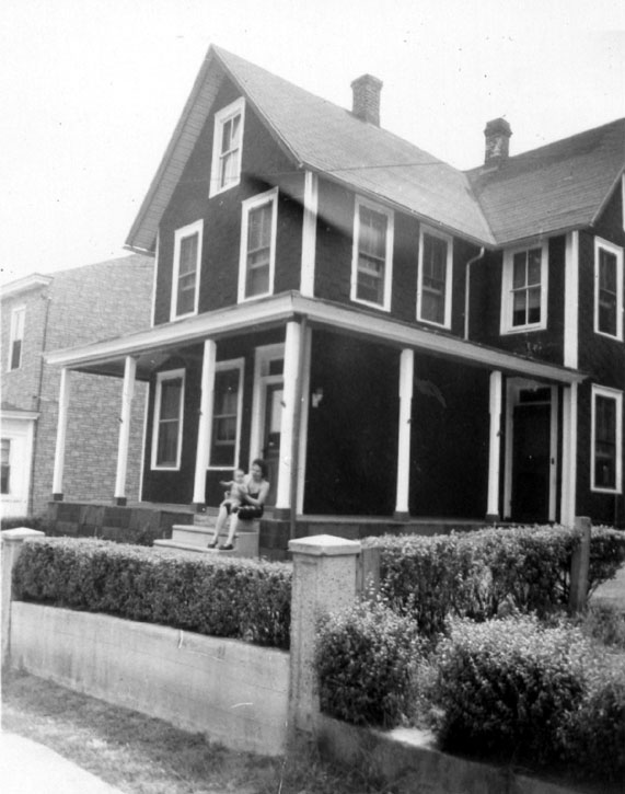 Lois and Susan Morgandale at 2824 Hayes Avenue, 1952