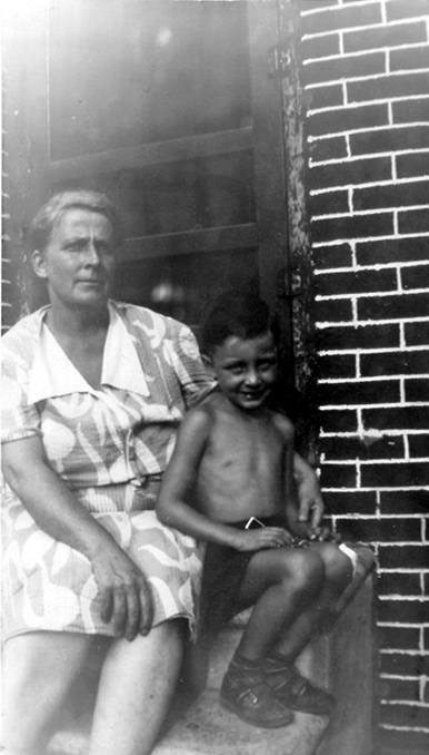 Mary Peacock and Jack Carll on the stoop of 910 Howard, 1941