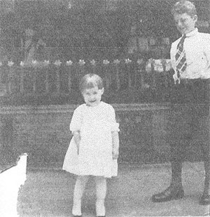 Little Gladys Schuler and admirer in front of 1405 Norris Street, 1918
