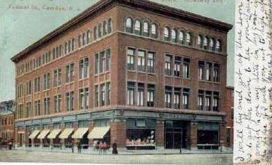 Postcard of the Munger & Long Department Store at Broadway and Federal Street