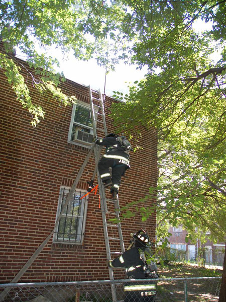 547 Pfeiffer Street fire, September 18, 2007 — photo 1: Engine 9 firefighters taking water line to roof