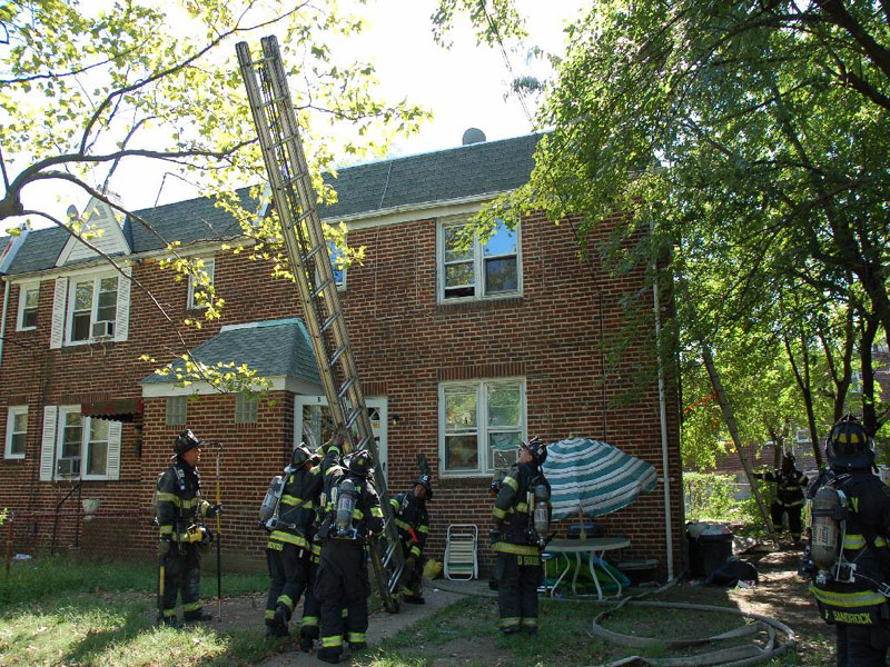 547 Pfeiffer Street fire, September 18, 2007 — photo 3: Ladder 3 putting up ladder to rescue man on roof