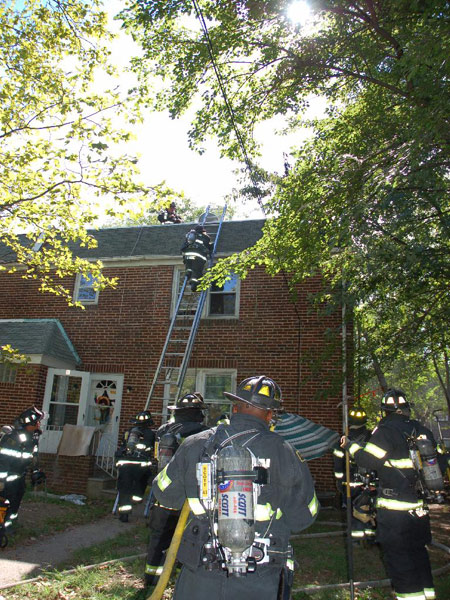 547 Pfeiffer Street fire, September 18, 2007 — photo 4: firefighters helping man onto ladder