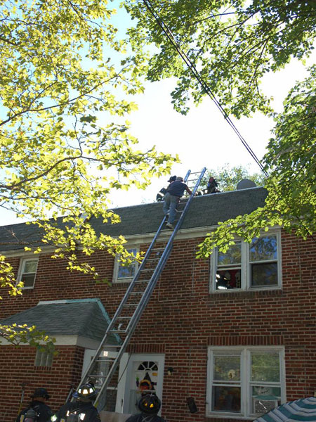 547 Pfeiffer Street fire, September 18, 2007 — photo 5: firefighters helping man onto ladder
