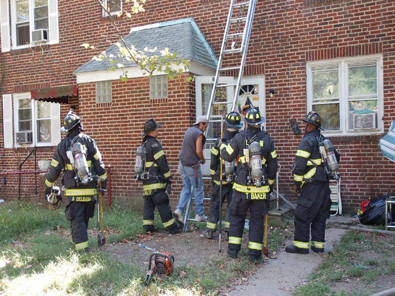 547 Pfeiffer Street fire, September 18, 2007 — photo 7: man makes it safely to ground from burning roof