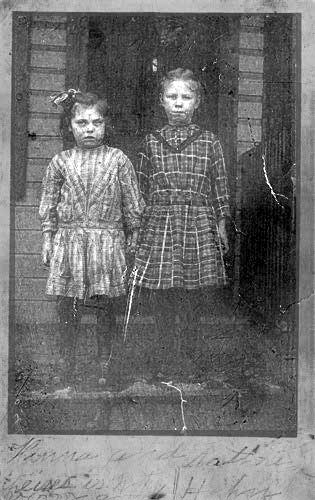 Hanna E. and Kay Hahn, 1912
