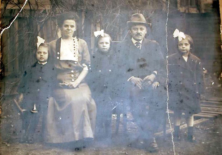 Hahn Family at 2716 Tyler Avenue, circa 1914 — Hannah Elizabeth, Ada, Katherine May, Louis Michael, Theresa Ada