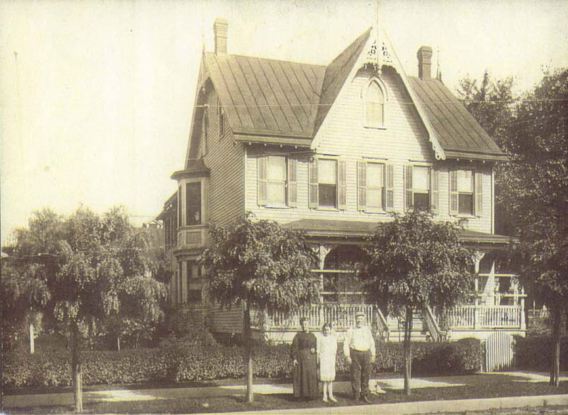 The Eisele Family at 3021 Westfield Avenue, circa 1904–1906