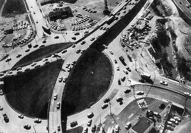 Airport Circle with interchange ramps, 1950s–1990s configuration