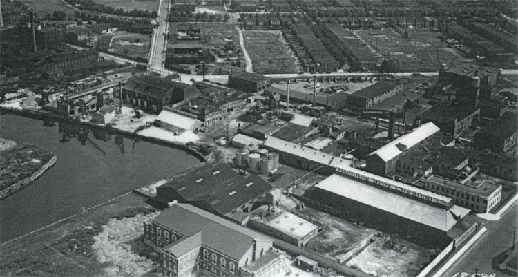 1929 aerial view looking southeast at intersection of Pine Street, Walnut Street, and Magnolia Avenue — Mechling Brothers factory in foreground, Park Boulevard across top
