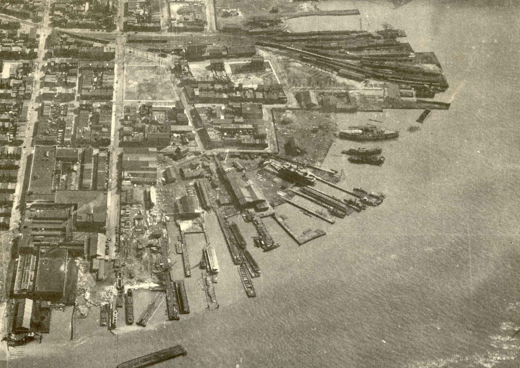 North Camden, east of North 2nd Street, late 1920s, shipyards and piers