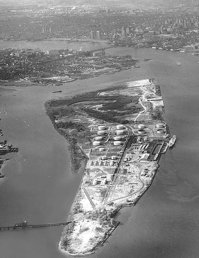 Petty's Island, looking south towards North Camden and the Benjamin Franklin Bridge