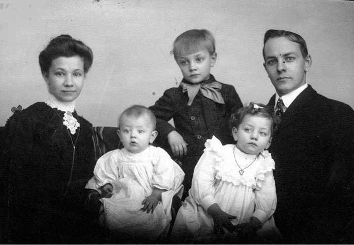 Herbert and Mary Linthicum with children Alton, Milliard and Grace — photograph taken about 1905