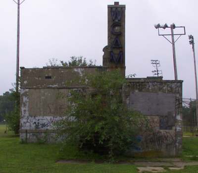Abandoned WCAM transmitter building at Pyne Poynt Park, summer 2003