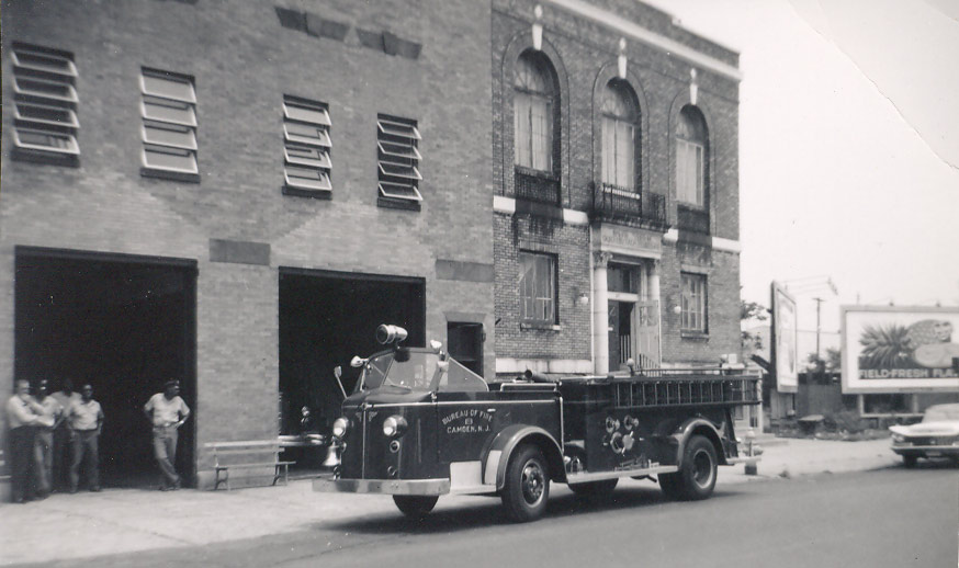 1951 American LaFrance 1000 GPM Pumper L-4456, 1952 — billboard advertising Field Fresh Florida pineapples visible in background