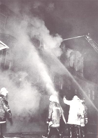 Units press all-out attack as Chief Officers confer, Third Alarm at Broadway and Chestnut Streets, January 14, 1964