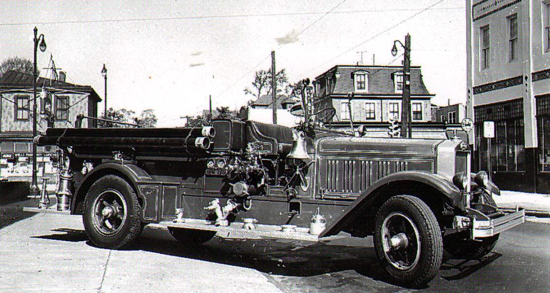 1930 American LaFrance 750 GPM Pumper, Engine Company 9 — looking north on 27th Street with Third National Bank at right