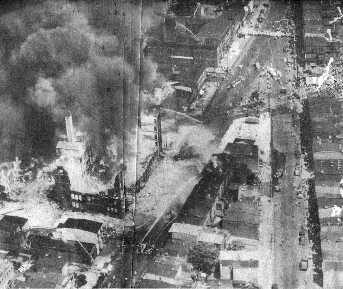 Aerial view of the 900 and 1000 blocks of Market Street during the Hollingshead fire, Camden, NJ