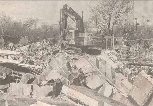 Roosevelt Manor being demolished, spring 2007