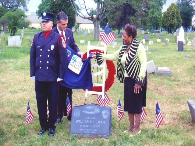 US Congressman Robert Andrews and Camden Mayor Gwendolyn A. Faison remove the cover from the headstone
