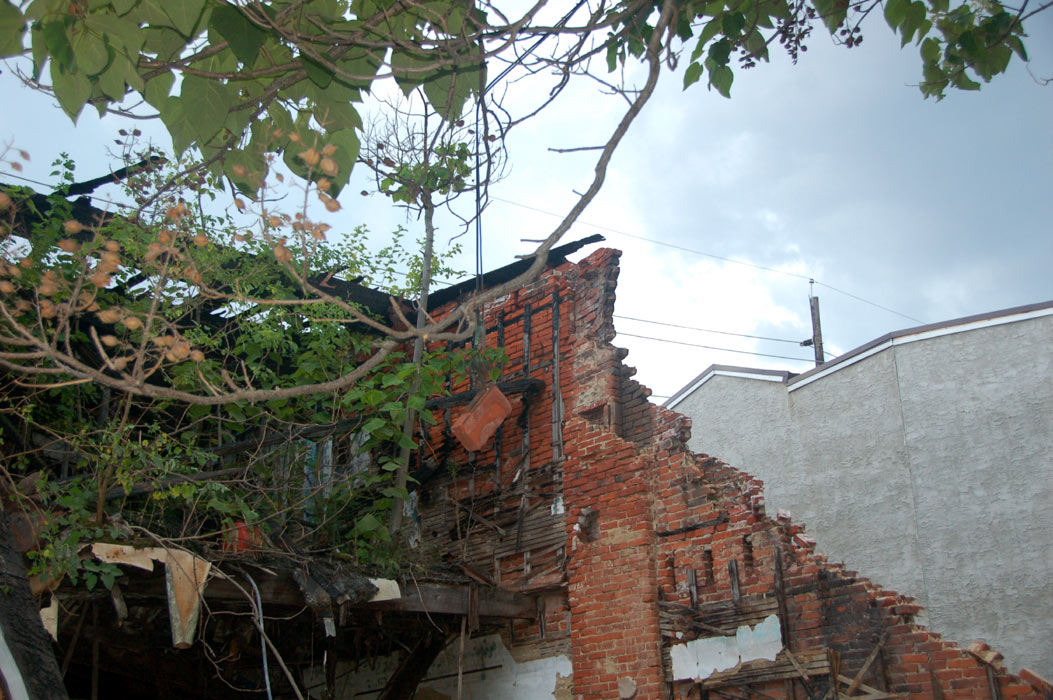No human casualties, but one brick appears to have hung itself