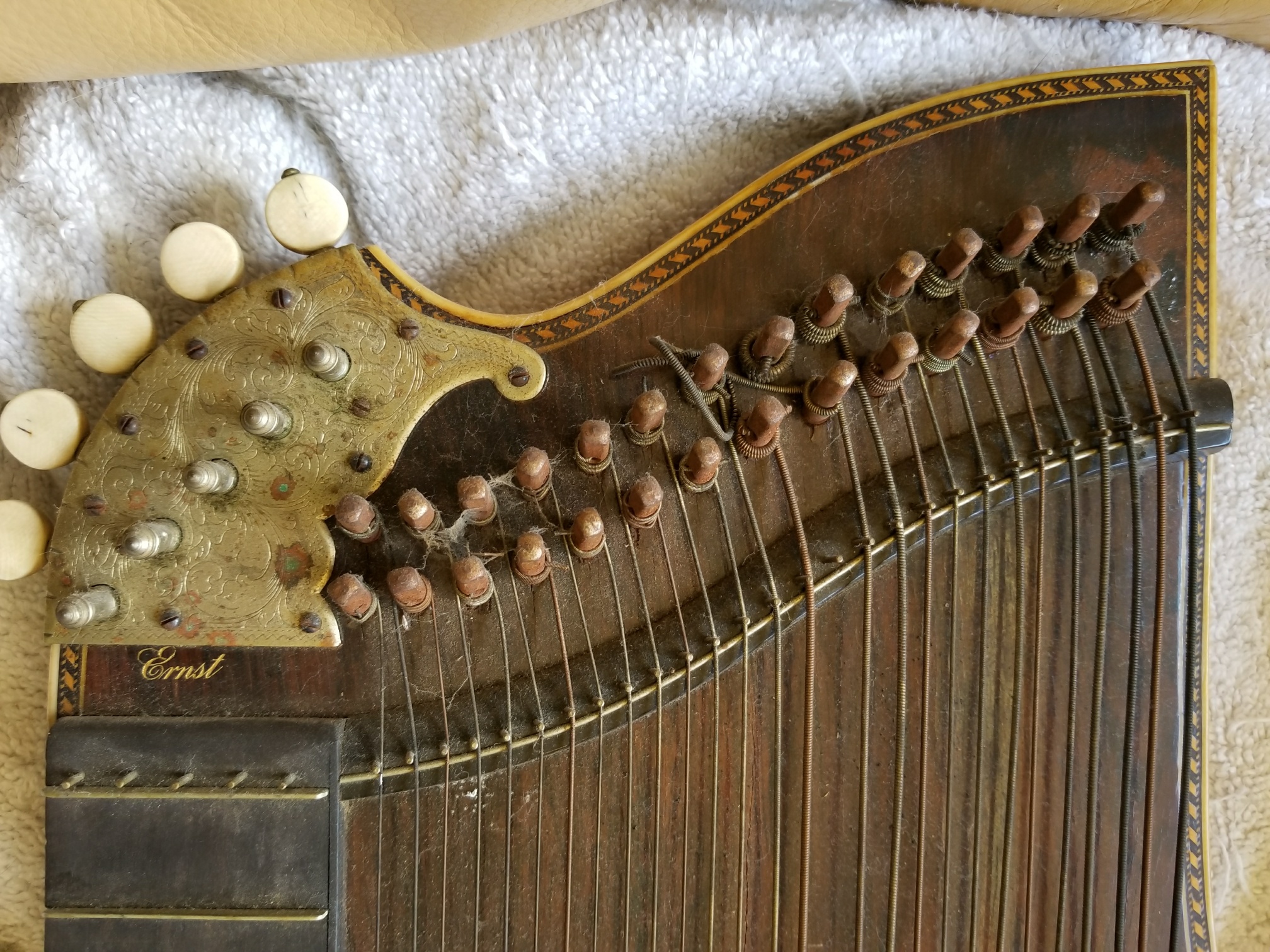 Autoharp zither, detail