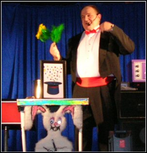 Dennis Michael warming up the audience with his Drooping Flower