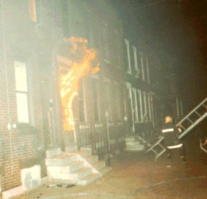 Lloyd Birdsong rescues people from a burning house, photo 1