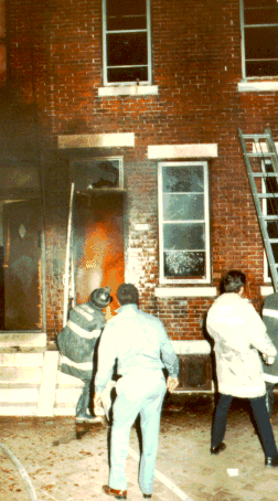 Lloyd Birdsong rescues people from a burning house, photo 2