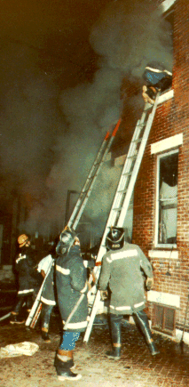 Lloyd Birdsong rescues people from a burning house, photo 3
